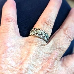 Silver band leaf pattern ring